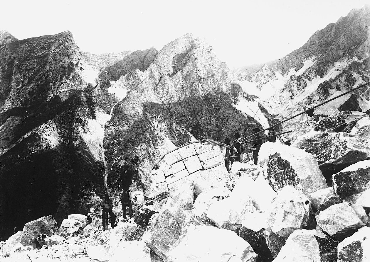 Jotkut Apuan Alpeilla sijaitsevat kaivinkoneet osallistuvat marmorin "lizzatura" (hamppu) eli useiden hamppu- (lizza-)köysien kanssa yhteen pidettyjen lohkojen kuljetus laaksoon pyökki- tai tammilaudoista tehdyn kelkan avulla. (m/w kuva) tekijältä A. Corsini