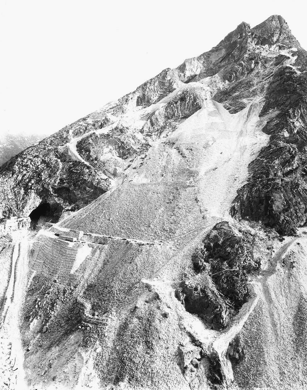 Marmorikaivoksen kalliot Apuan Alpeilla (m/v kuva) tekijältä A. Corsini