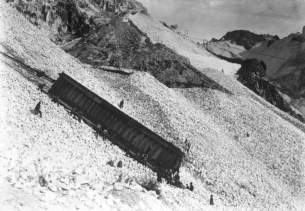 Valtavan marmoria sisältävän saattueen kuljetus kallioita pitkin lähellä louhosta Apuan Alpeilla, Toscanassa (m/v kuva) tekijältä A. Corsini