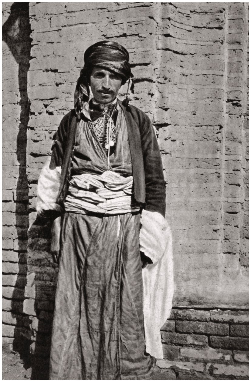 Kurdiheimon jäsen Etelä-Kurdistanista, Irakista, 1925. tekijältä A. Kerim