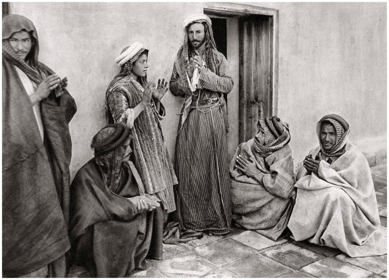 Mullah opettaa rukousta nuorelle miehelle, Irak, 1925. tekijältä A. Kerim