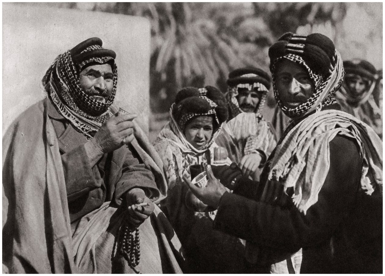 Sheikh nauttimassa kuuluisasta arabikahvista, Irak, 1925 tekijältä A. Kerim