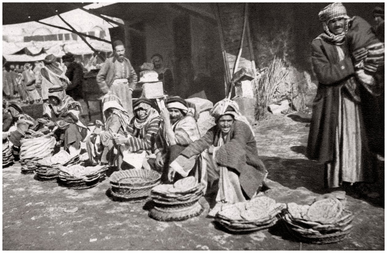 Suq El Khubur, kotimainen leipätori, Bagdad, Irak, 1925. tekijältä A. Kerim
