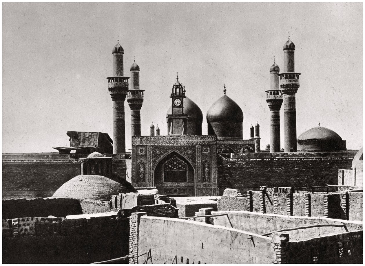 Al-Kadhimiyan moskeijan kultaiset kupolit ja minareetit, Bagdad, Irak, 1925 tekijältä A. Kerim