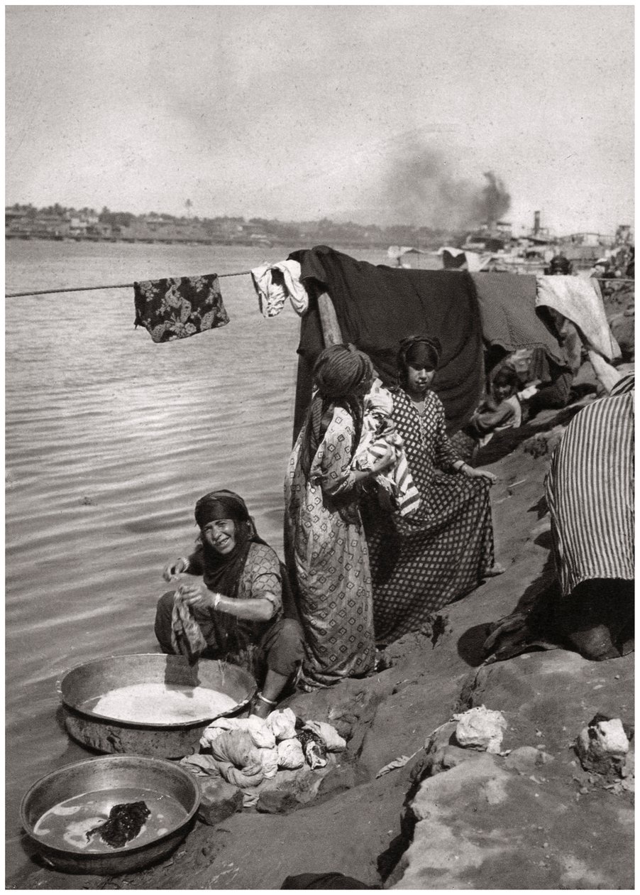 Pesunaiset Tigris-joen rannalla, Bagdad, Irak, 1925 tekijältä A. Kerim