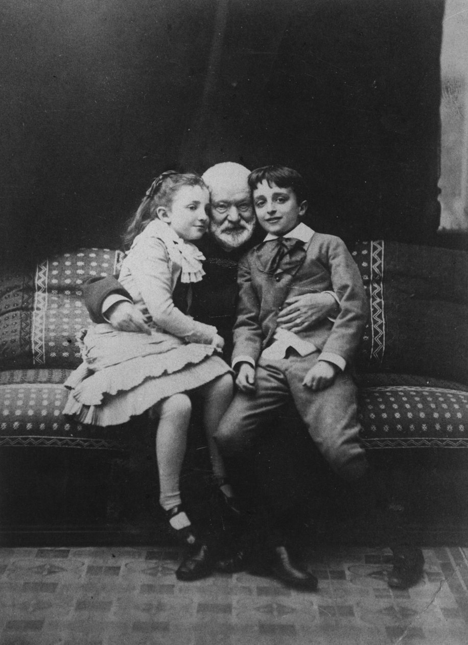 Victor Hugo (1802-85) ja hänen lapsenlapsensa Georges ja Jeanne, 1881 tekijältä A. Melandri