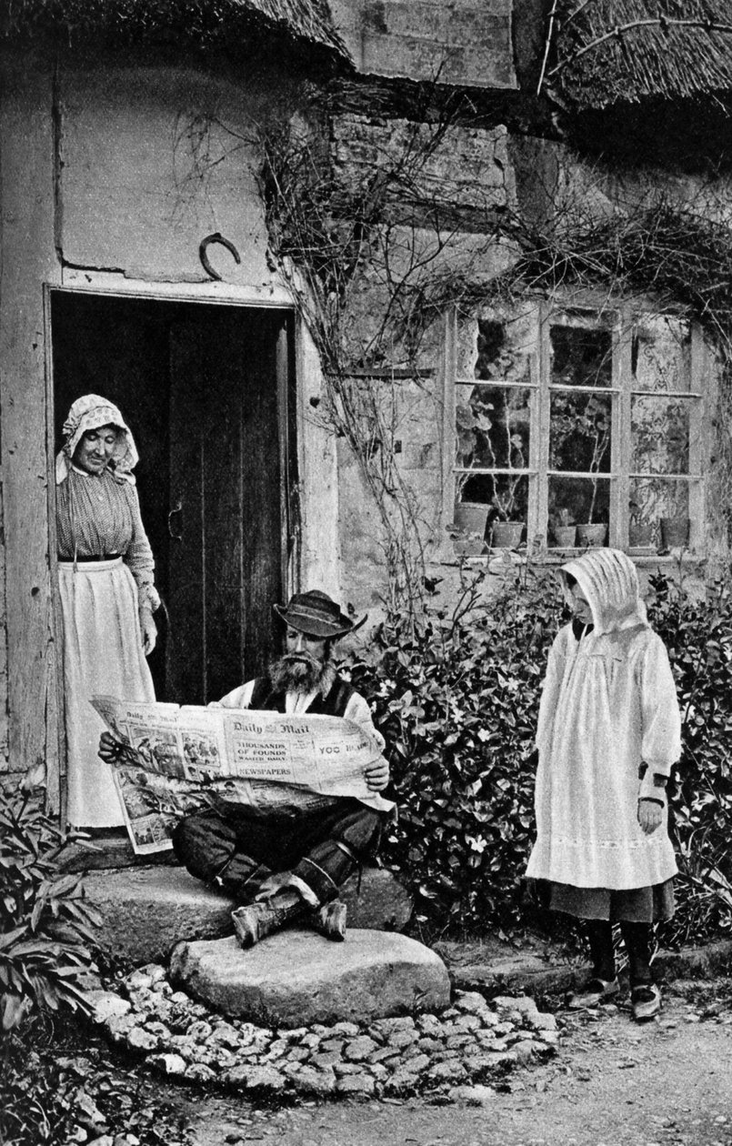Mies lukee The Daily Mailia, Shropshire, vuodelta 1922 tekijältä A. W. Cutler