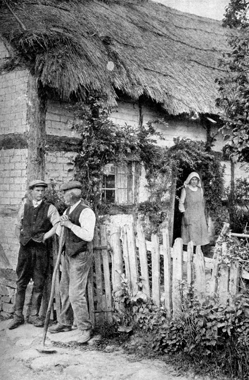 Kaksi miestä juttelemassa mökin ulkopuolella lähellä Luctonia, Herefordshire, vuodelta 1922. tekijältä A. W. Cutler