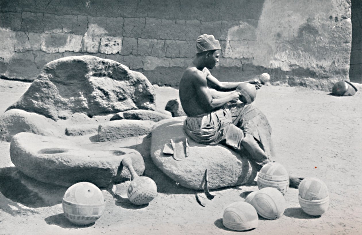 Jorubamies kaivertaa savikulhoja ja vesipurkkeja, Lagosin sisämaa, Etelä-Nigeria, 1912 tekijältä A. W. Gelston