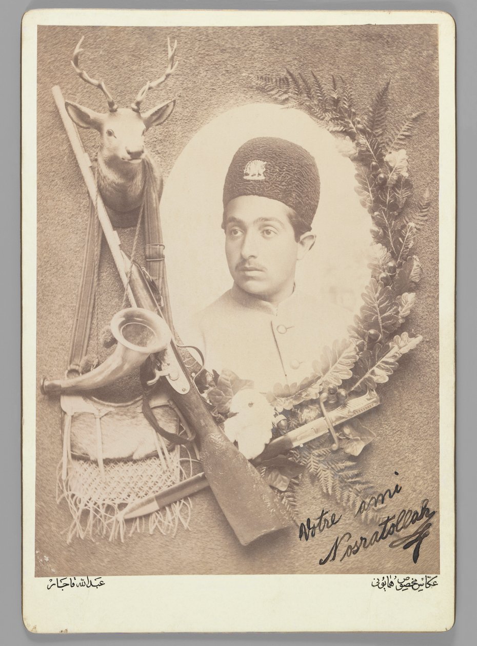 Prinssi Nosratollahin virallinen kuninkaallinen muotokuva, 1899 (hopeaalbumikuva) tekijältä Abdullah Qajar