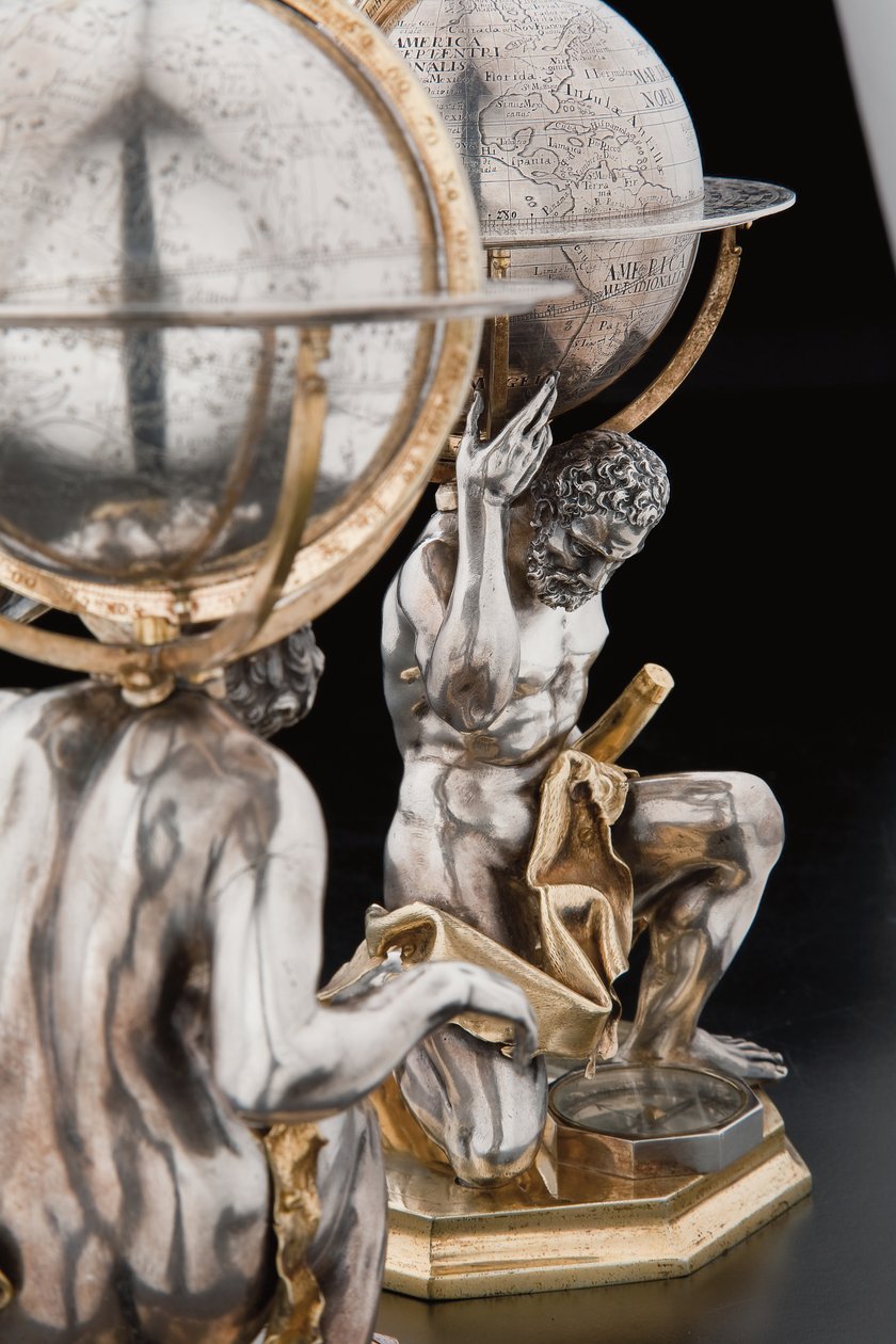 Kaksi poikkeuksellista maapalloa ja taivaallista maapalloa, joita tukevat Hercules ja Atlas, Augsburg tekijältä Abraham Drentwett