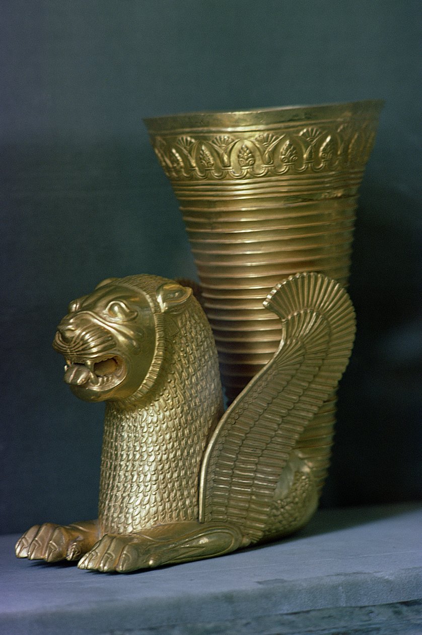 Rhyton istuvan leijonahirviön muodossa, Hamadanista, Iranista (kulta) tekijältä Achaemenid