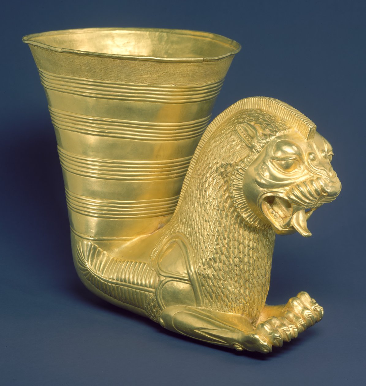 Astia, joka päättyy fantastisen leonimaisen olennon etuosaan, noin 5. vuosisata eaa. (kulta). tekijältä Achaemenid