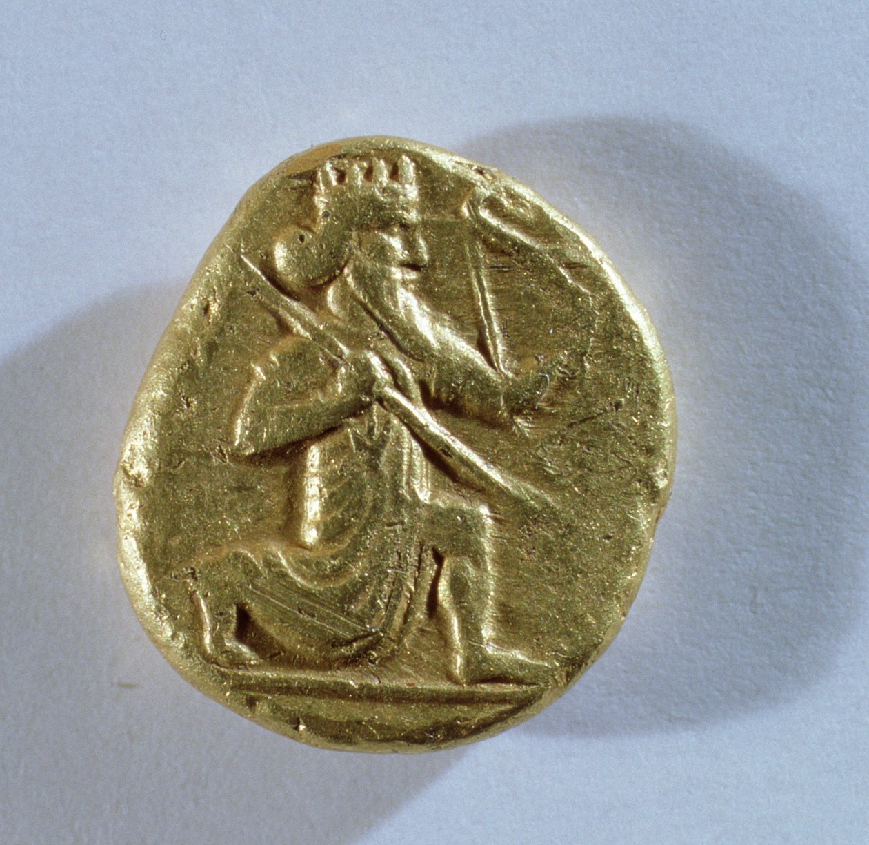 Daric, joka kuvaa Dariusta kuninkaallisena jousiampujana (kulta) (kääntöpuoli) tekijältä Achaemenid