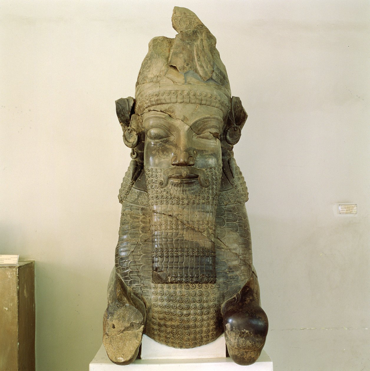Ihmispäinen pääte, Tripylonista, Persepolis, Iran, 500-480 eKr. tekijältä Achaemenid