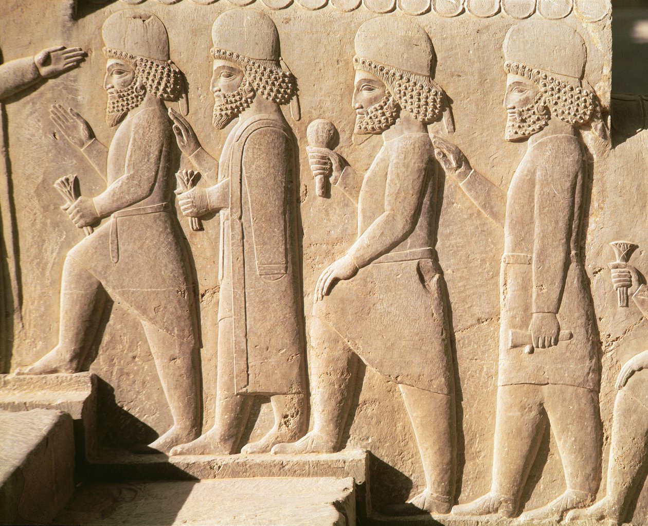Reliefi, joka kuvaa mediaanivartijoita Triplyon Hallin portaista, Achaemenian aikakausi, 6.-5. vuosisadalla eKr. (kalkkikivi) tekijältä Achaemenid