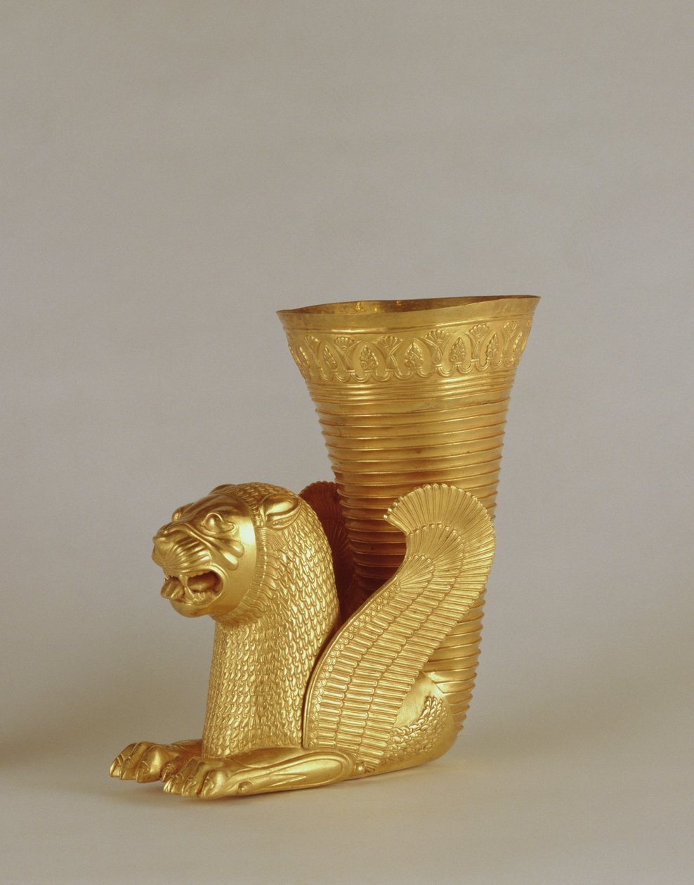 Rhyton istuvan leijonahirviön muodossa, Hamadanista, Iranista (kulta) tekijältä Achaemenid