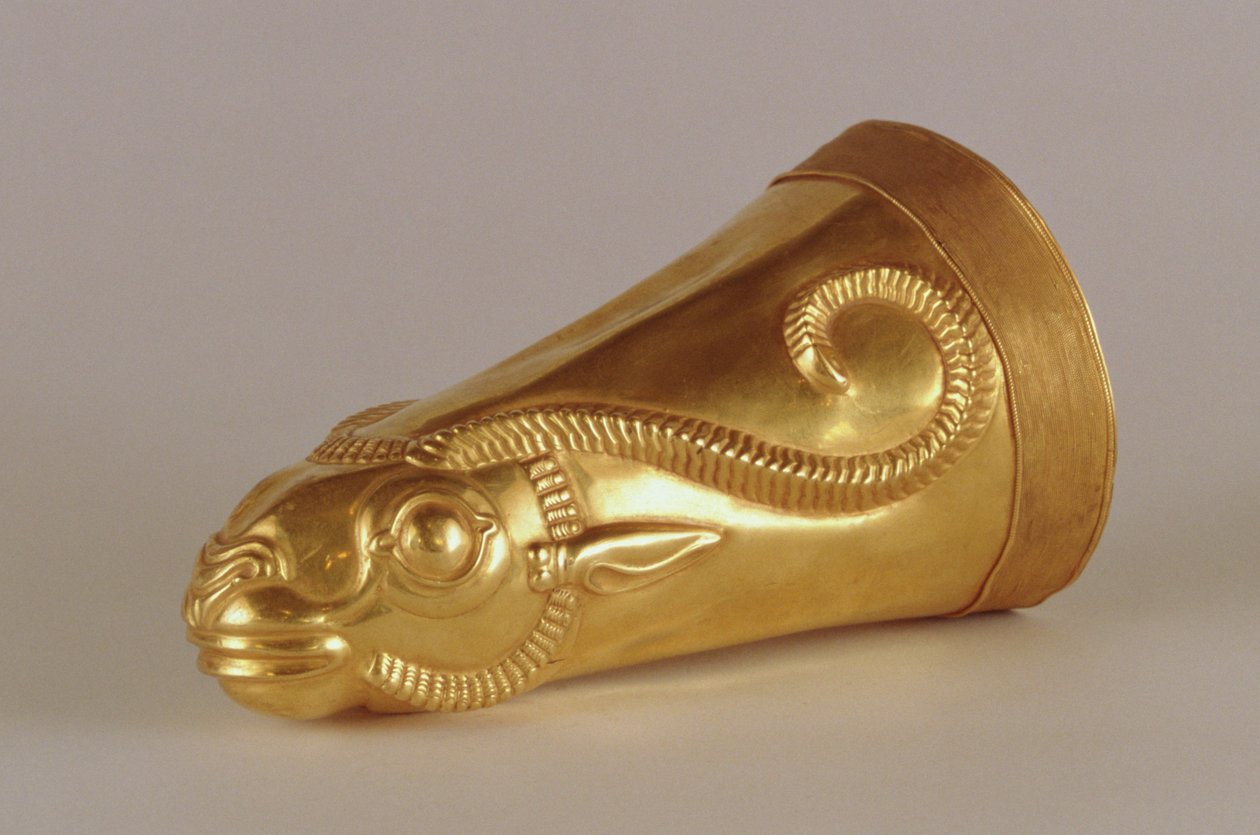 Gasellin pään muotoinen Rhyton, Hamadanista, Iranista, noin 500-luvulta eKr. (kulta) (katso myös 180380) tekijältä Achaemenid