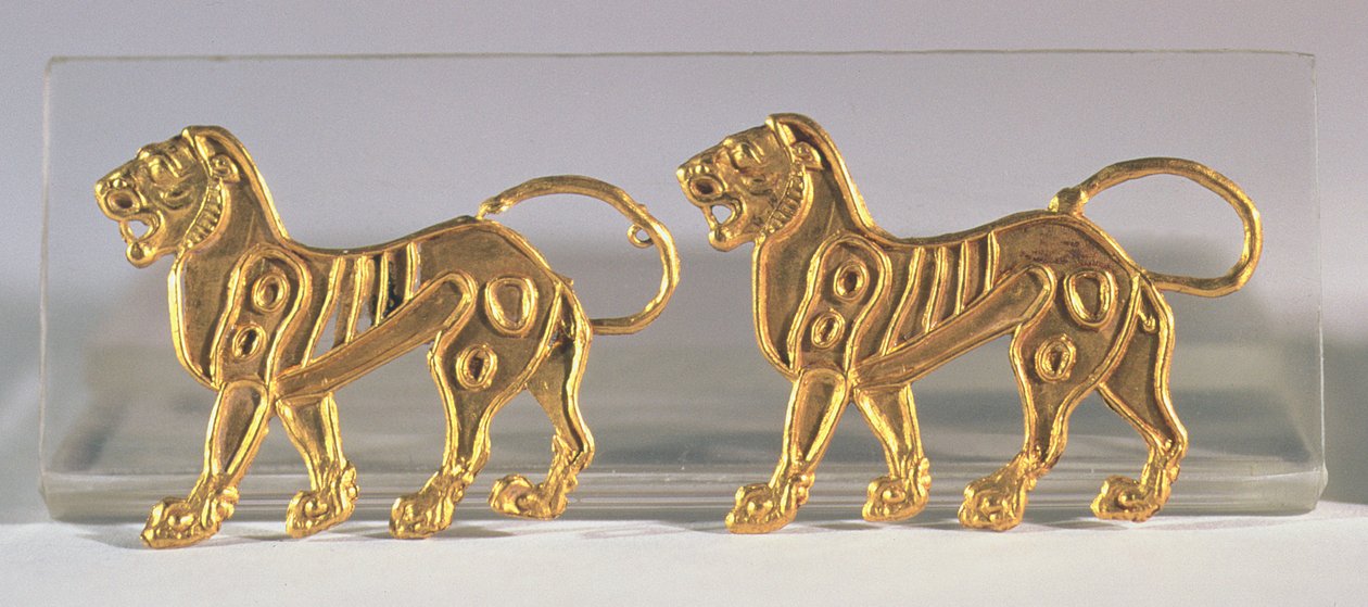 Kaksi leijonasarjaa, jotka ommeltiin juhlavaatteisiin, Hamadanista, noin 5.-4. vuosisadalla eKr. (kulta) tekijältä Achaemenid