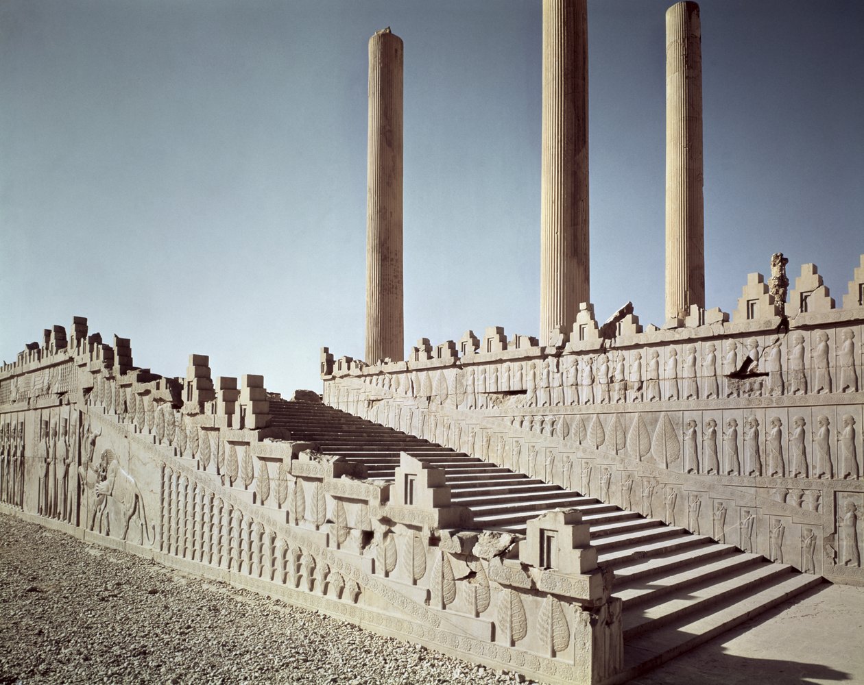 Näkymä Apadanan (Audience Hall) itäisistä portaista n. 515 eaa. tekijältä Achaemenid