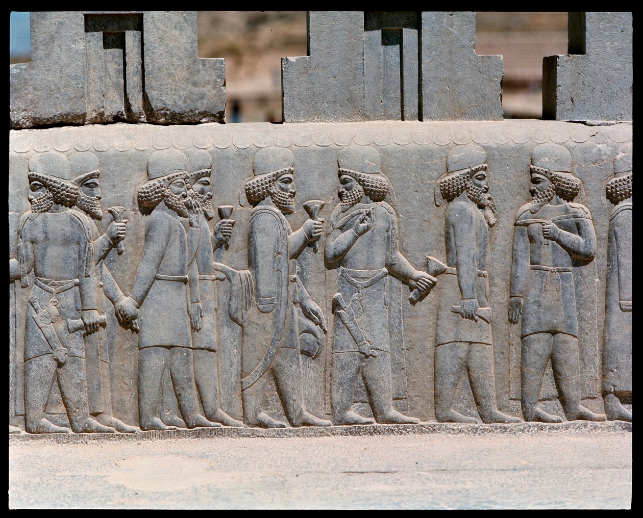 Näkymä pohjoisten portaiden kohokuvioista tekijältä Achaemenid