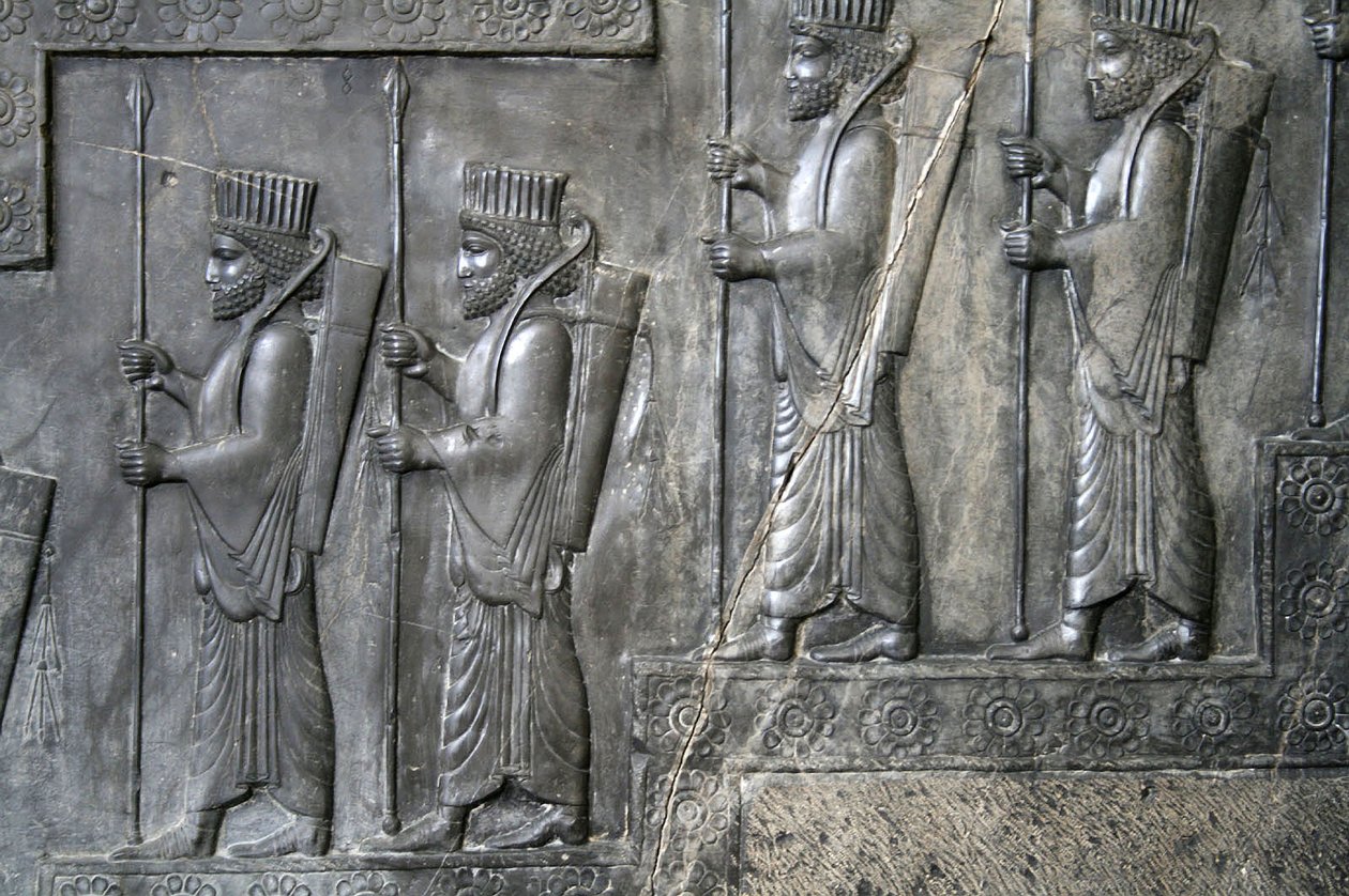 Seinäkaiverrus, joka kuvaa kuninkaallista vartijaa, Tacharaa, Persepolis, noin 6.-5. vuosisadalla eKr. (harmaa kivi) tekijältä Achaemenid