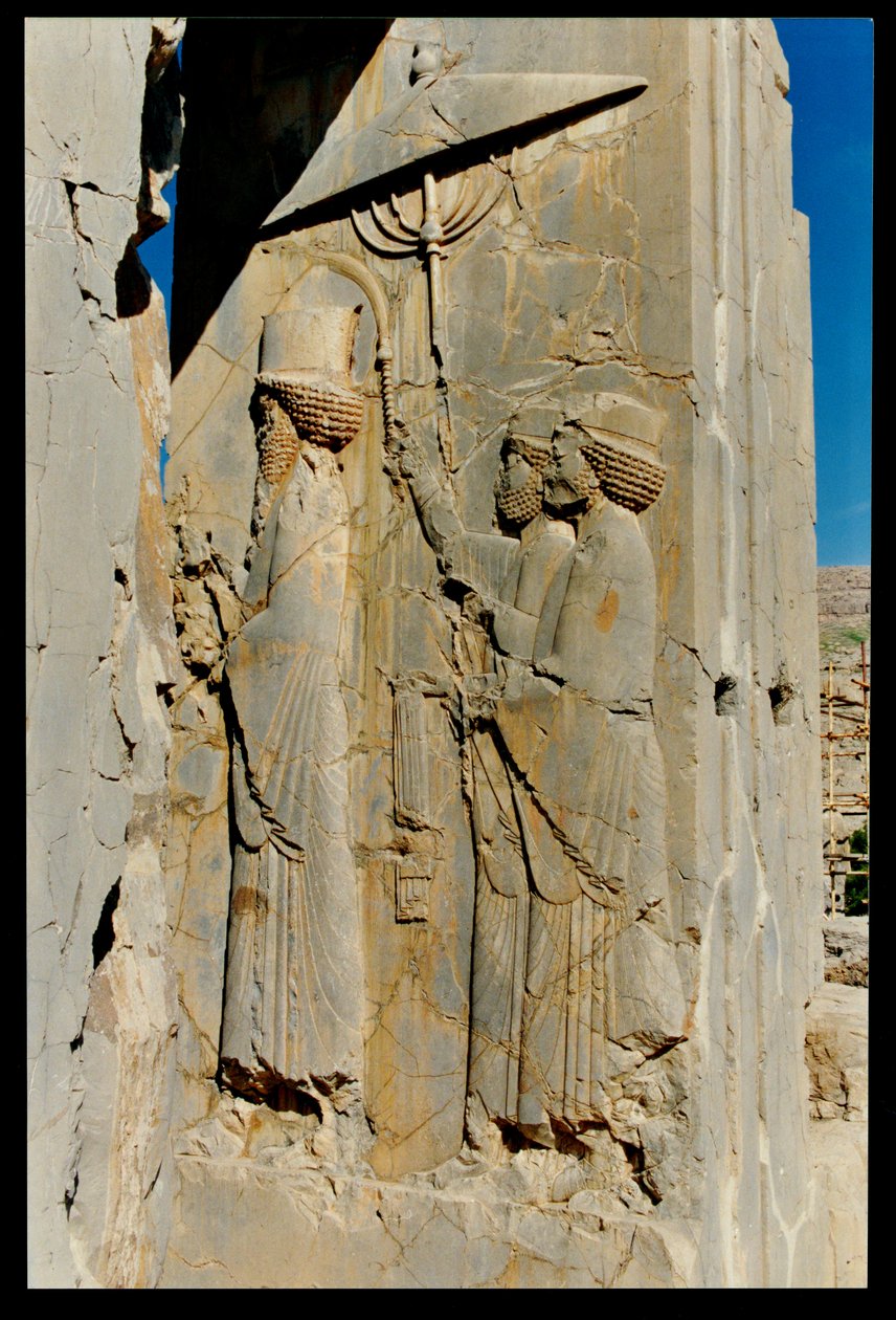 Xerxes (n. 519-465 eKr.) ja hänen palvelijansa saapuvat palatsiin tai lähtevät sieltä, helpotus Hadisista (Xerxesin yksityinen palatsi), n. 480-70 eaa. tekijältä Achaemenid
