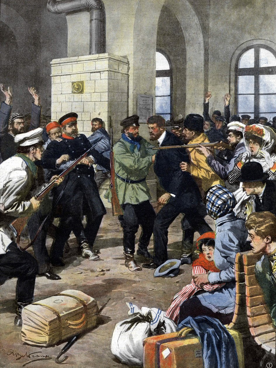 Ryöstäjät hyökkäsivät matkustajien kimppuun Euroopassa rautatieasemalla ja ryöstettiin odotushuoneessa. Ill. de Beltrame. La Domenica del Corriere. 07/1909. tekijältä Achille Beltrame