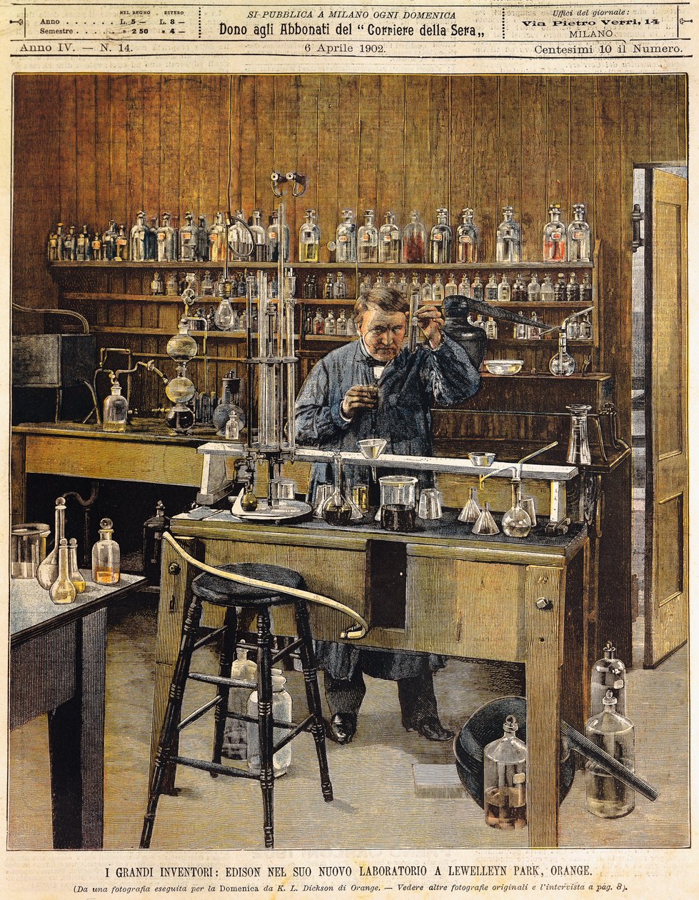Amerikkalainen keksijä Thomas Ava Edison (1847-1931) uudessa laboratoriossaan Lewellein Parkissa, kuvitus Achille Beltrame (1871-1945), La Domenica del Corriere tekijältä Achille Beltrame