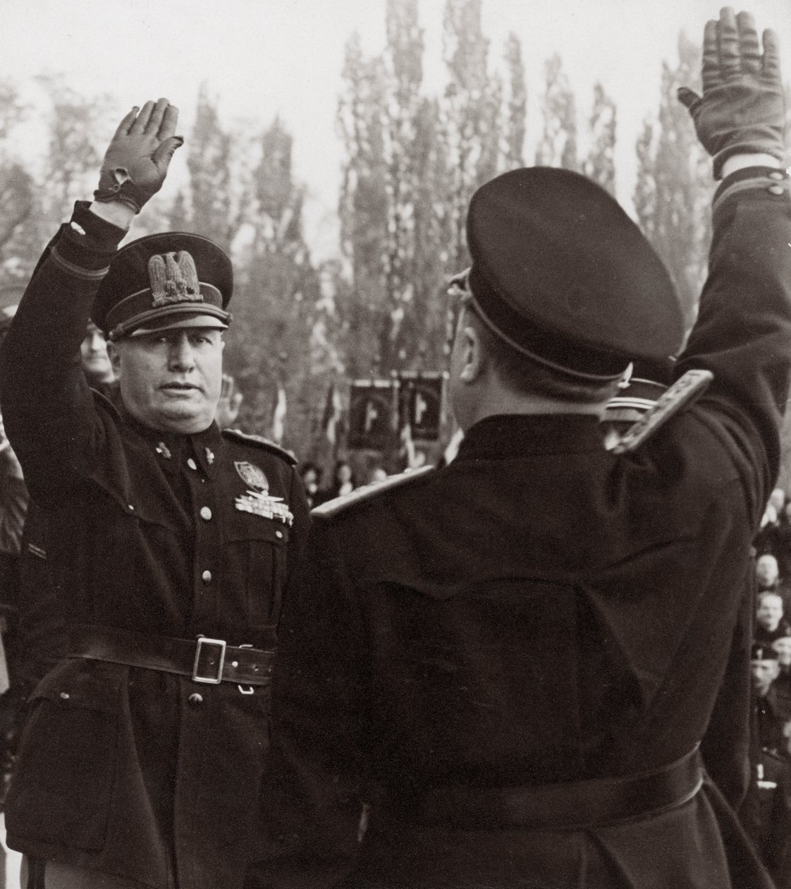 Benito Mussolini kunnioittaa fasistista virkailijaa tervehdyksellä (m/w kuva) tekijältä Achille Villani