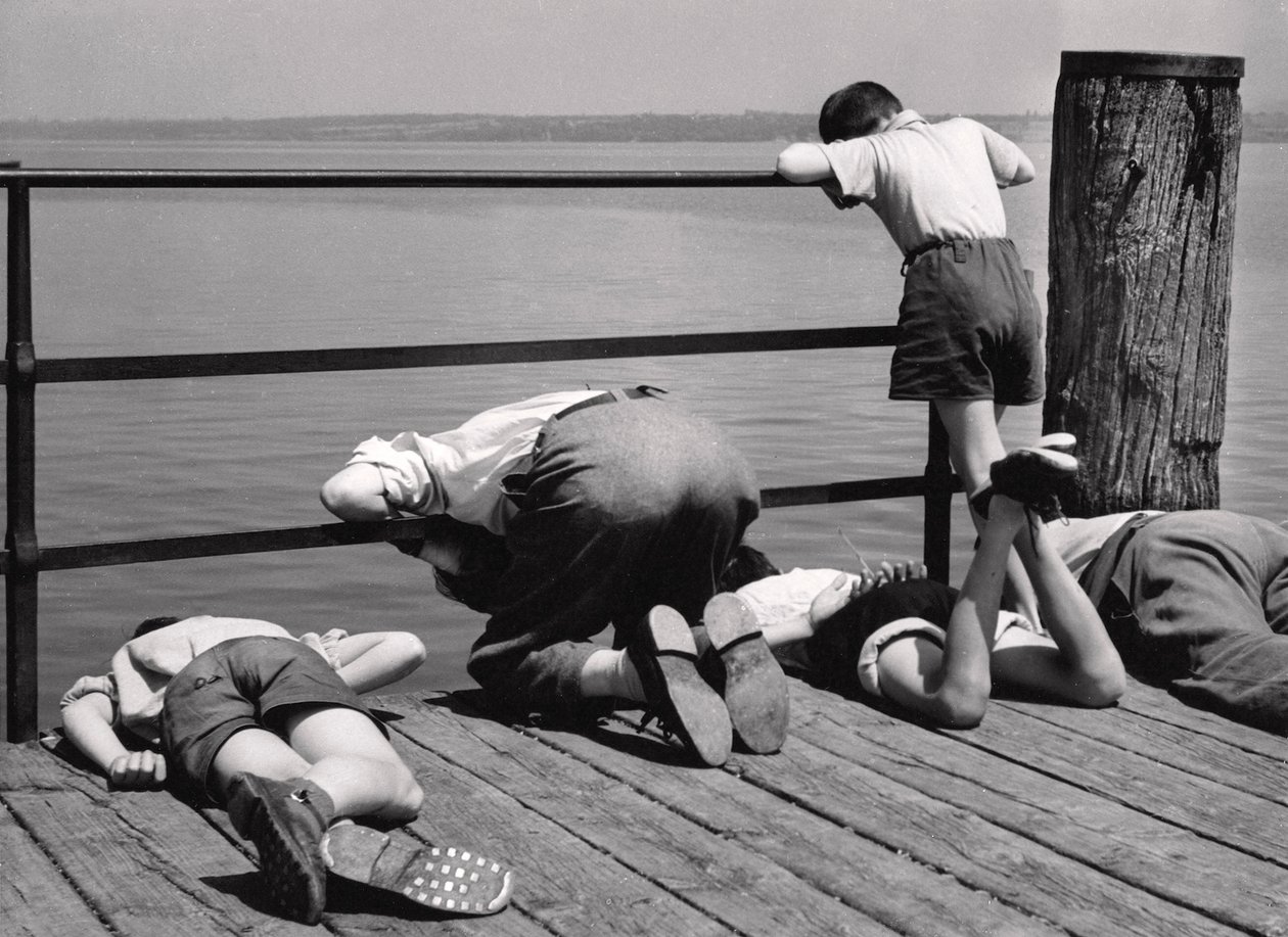 Busy With Fishing, Italia, n. 1950–1960 (gelatiinihopeaprintti) tekijältä Achille Villani