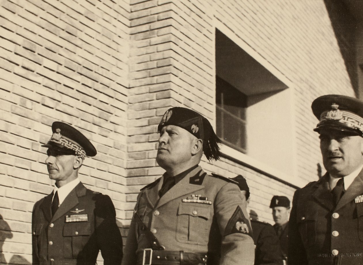Yrityksen Mauro Toschi fu Ulisse rakentaman kuninkaallisen Fausto Pescin lentokentän rakennusten vihkiminen käyttöön Bolognassa, herttua Benito Mussolinin läsnä ollessa, 24.10.1936 (m/v kuva) tekijältä Achille Villani