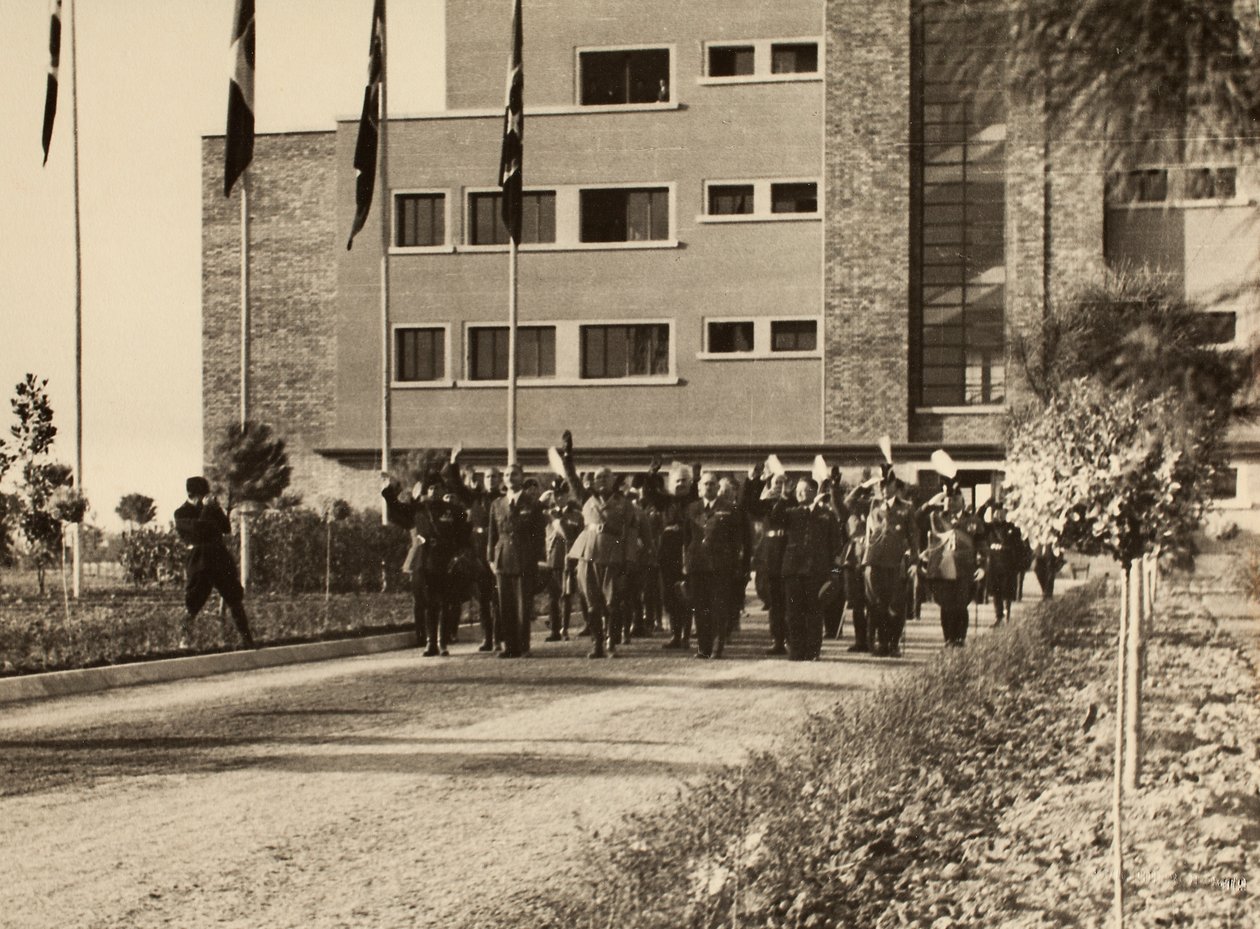 Yrityksen Mauro Toschi fu Ulisse rakentaman kuninkaallisen Fausto Pescin lentokentän rakennusten vihkiminen käyttöön Bolognassa, herttua Benito Mussolinin läsnä ollessa, 24.10.1936 (m/v kuva) tekijältä Achille Villani