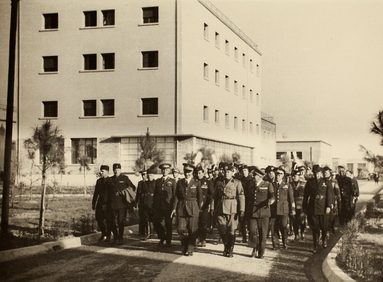 Yrityksen Mauro Toschi fu Ulisse rakentaman kuninkaallisen Fausto Pescin lentokentän rakennusten vihkiminen käyttöön Bolognassa, herttua Benito Mussolinin läsnä ollessa, 24.10.1936 (m/v kuva) tekijältä Achille Villani
