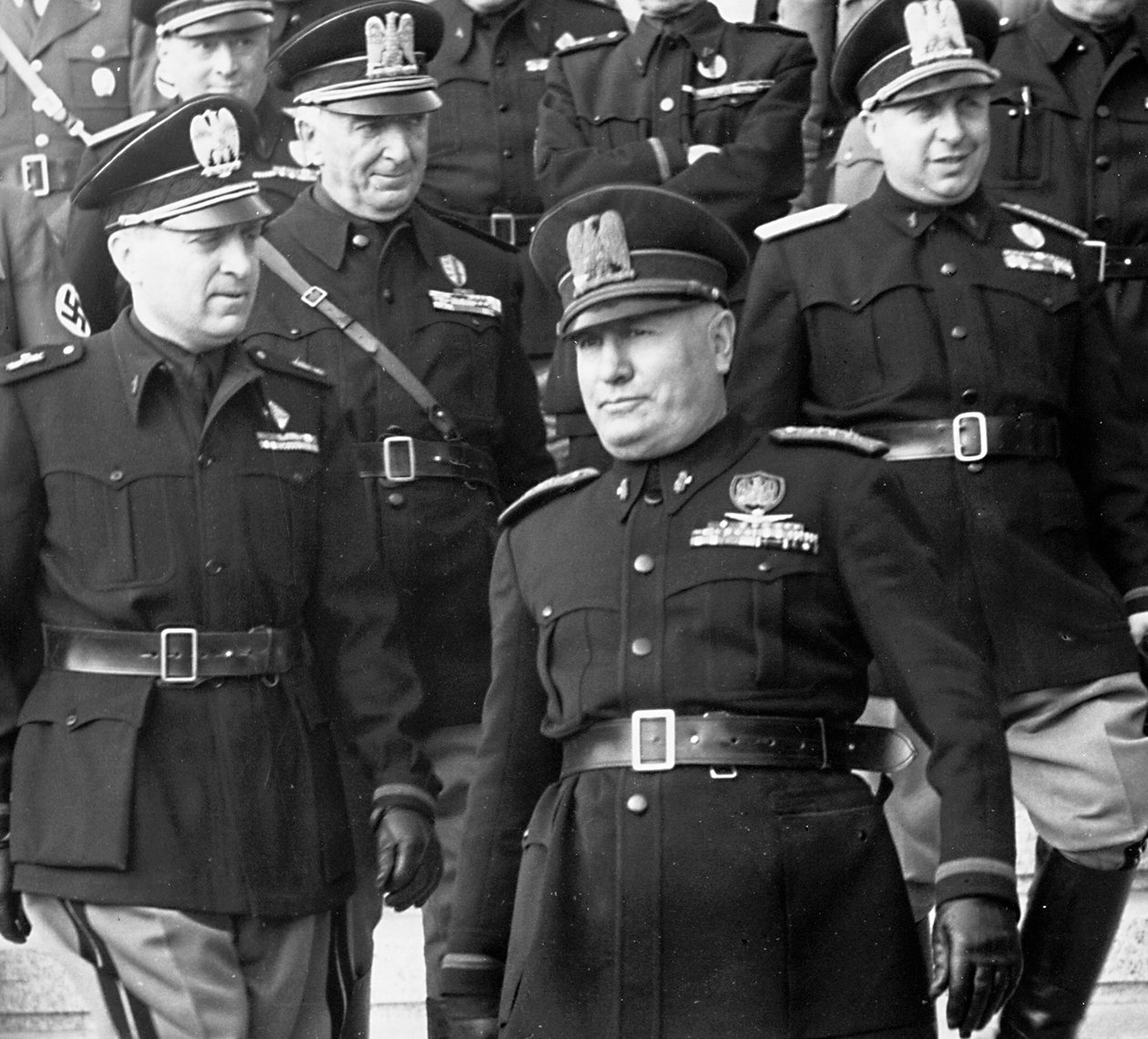 Mussolini sotilasparaatissa (m/w kuva) tekijältä Achille Villani