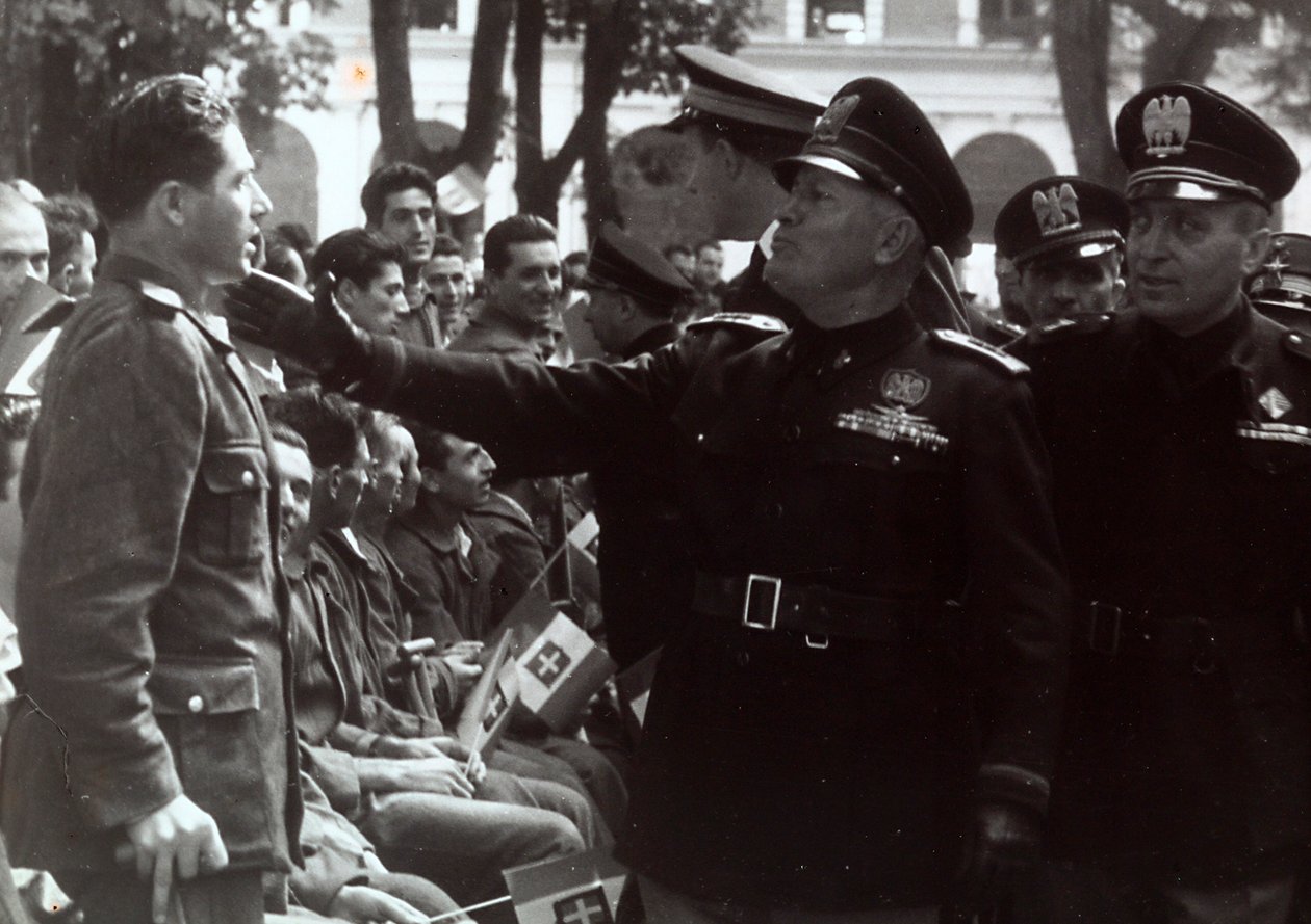 Mussolini tervehti sotilasta (m/w kuva) tekijältä Achille Villani