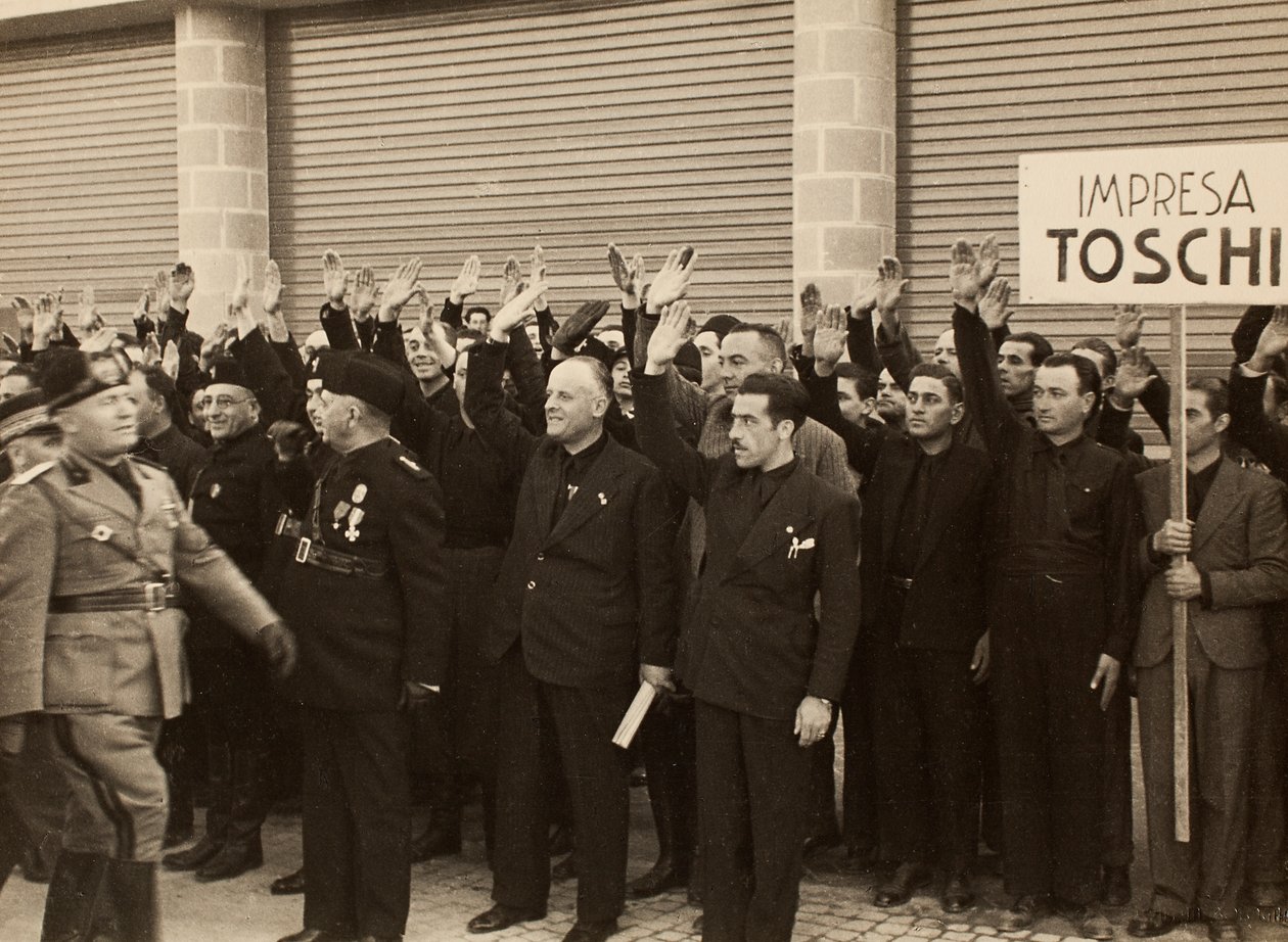 Mauro Toschi fu Ulisse -yrityksen rakennustyöntekijät tervehtivät herttua Benito Mussolinia kuninkaallisen Fausto Fishin lentokentän rakennusten avajaisissa Bolognassa, 24.10.1936 (b/w kuva) tekijältä Achille Villani