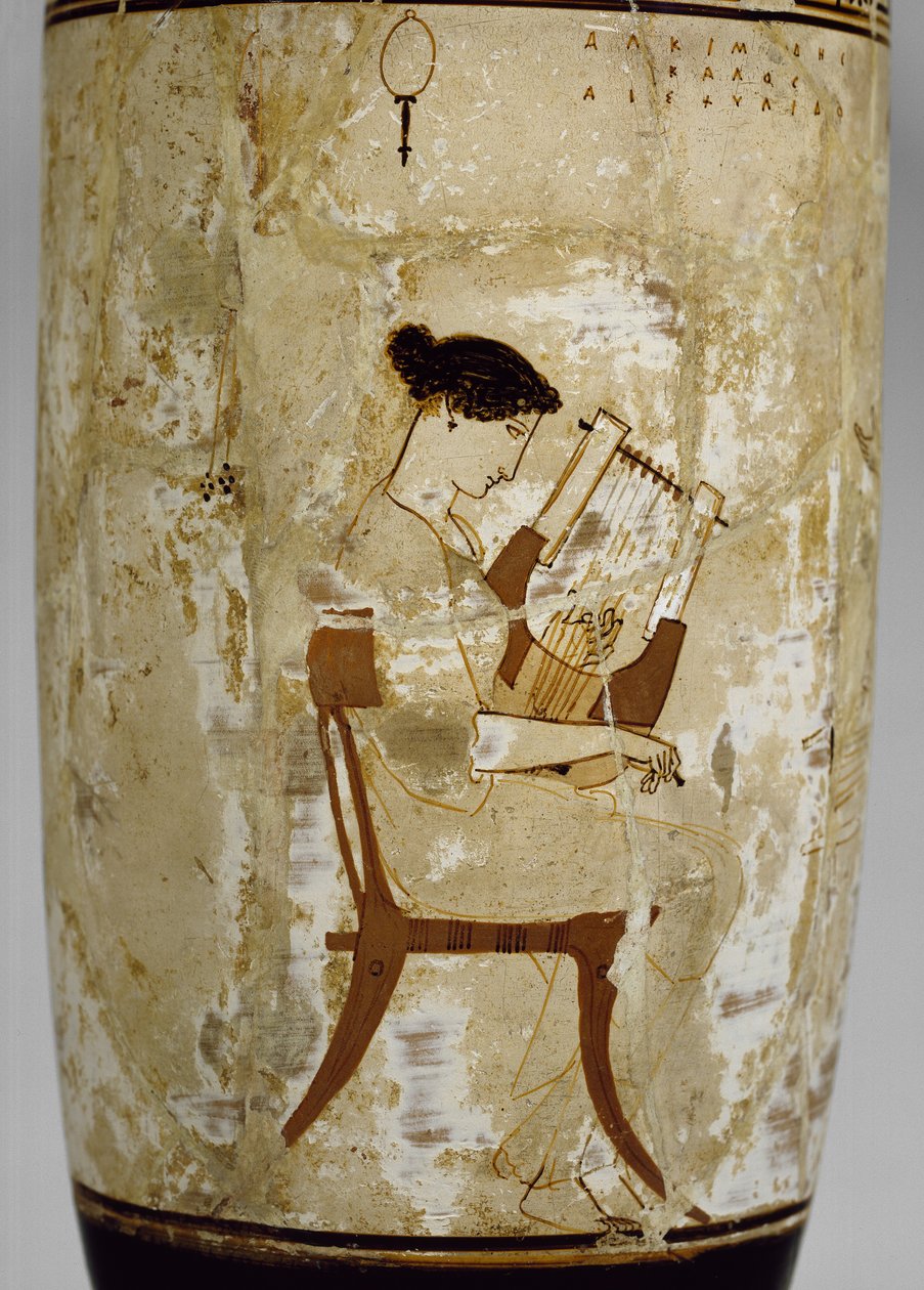 Ullakkovalkoinen lekythos, jota koristaa nainen, joka soittaa citharaa (lasitettu terrakotta) tekijältä Achilles Painter