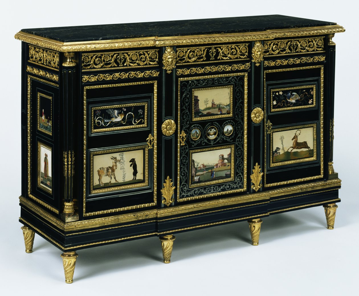 Yksi parista kaapeista, joissa on 1600-luvun lopun pietra dura -laatat, noin 1785 (tammi, mänty ja pyökki viilutettu eebenpuun ja mahongin kanssa). tekijältä Adam Weisweiler