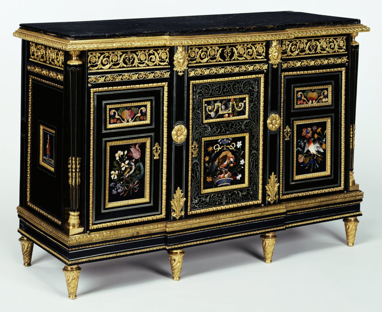 Yksi kaapista, joihin on asennettu 1600-luvun lopun pietra dura -laatat, n. 1810 (tammi, mänty ja pyökki viilutettu eebenpuulla ja mahonkilla) tekijältä Adam Weisweiler