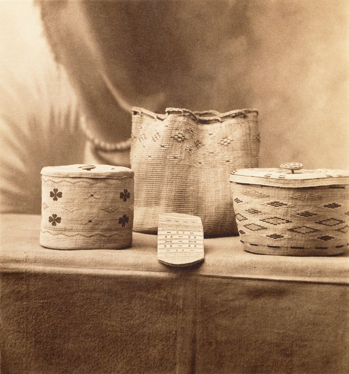 Native American Baskets, kirjoittanut A.C. Vroman, n. 1898 (platinaprintti) tekijältä Adam Clark Vroman