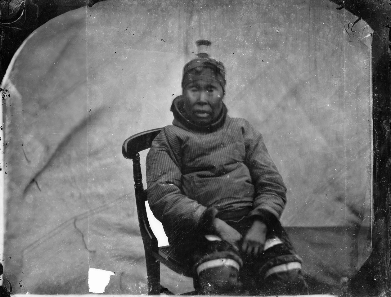 Iäkäs inukilainen nainen istuu tuolissa tekijältä Admiral Edward Augustus Inglefield