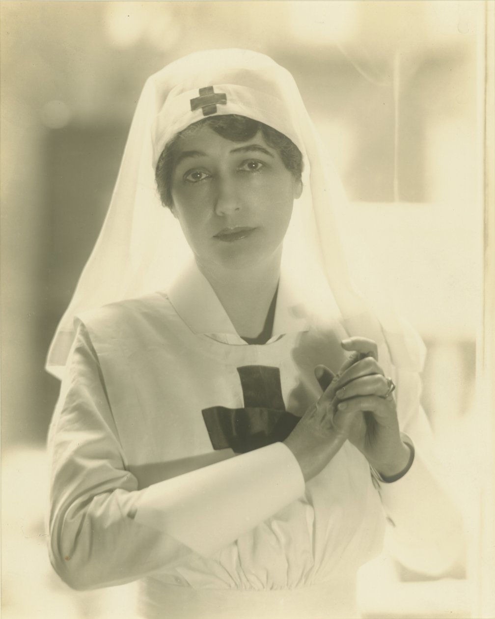 Lady Duff-Gordon sairaanhoitajana (platinaprintti) tekijältä Adolf de Meyer