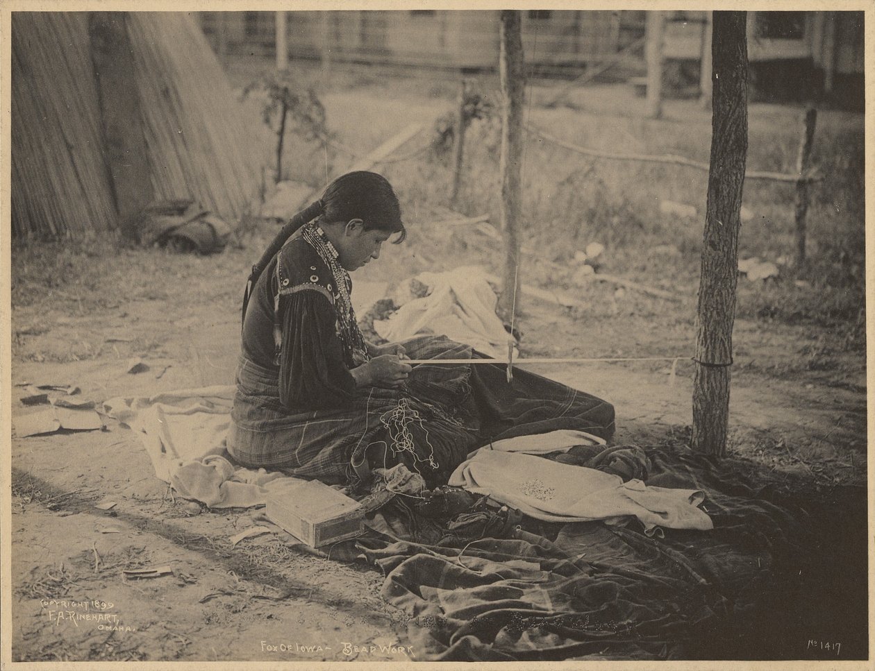 [Meskwaki Nationin nainen tekemässä helmityötä]
 tekijältä Adolph F. Muhr