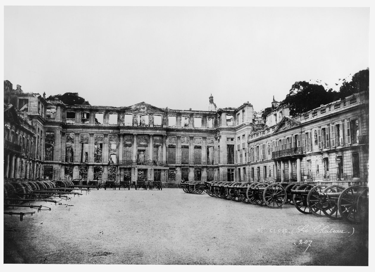 Tykkejä Chateau de Saint-Cloudin pihalla, 1870-1881 tekijältä Adolphe Giraudon