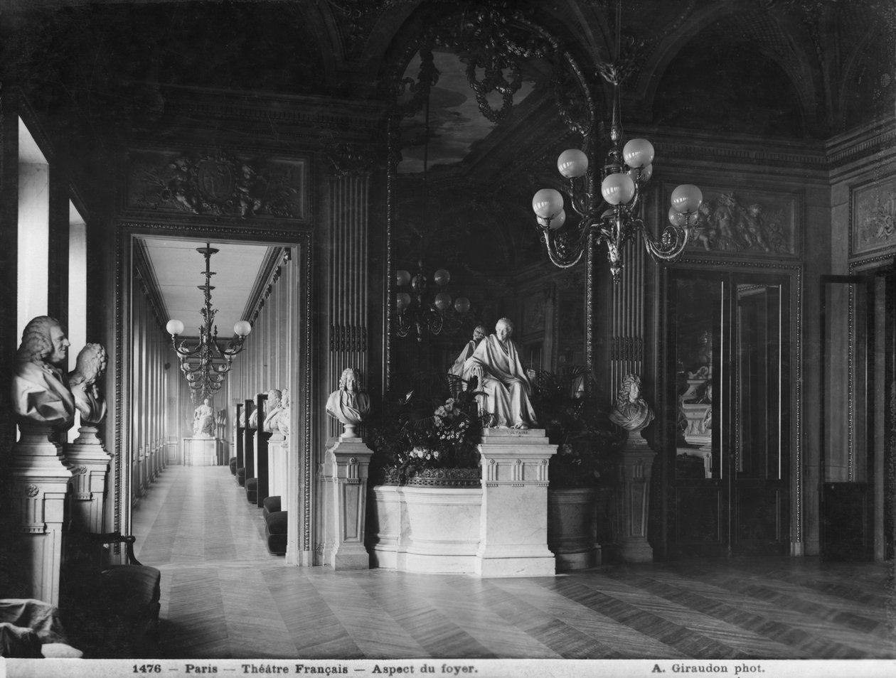 Comedie Francaise, näkymä aulasta, ennen vuotta 1902 (katso myös 233293 ja 346118) tekijältä Adolphe Giraudon