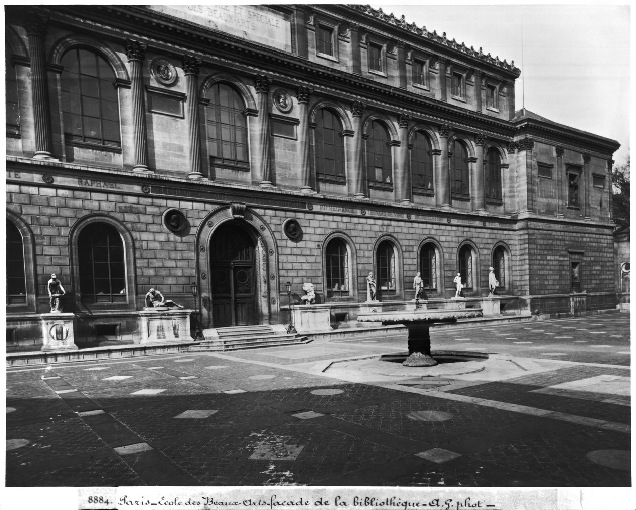 Ecole Nationale Superieure des Beaux-Arts -kirjaston julkisivu, Palais des Etudes, n. 1890-1899 tekijältä Adolphe Giraudon