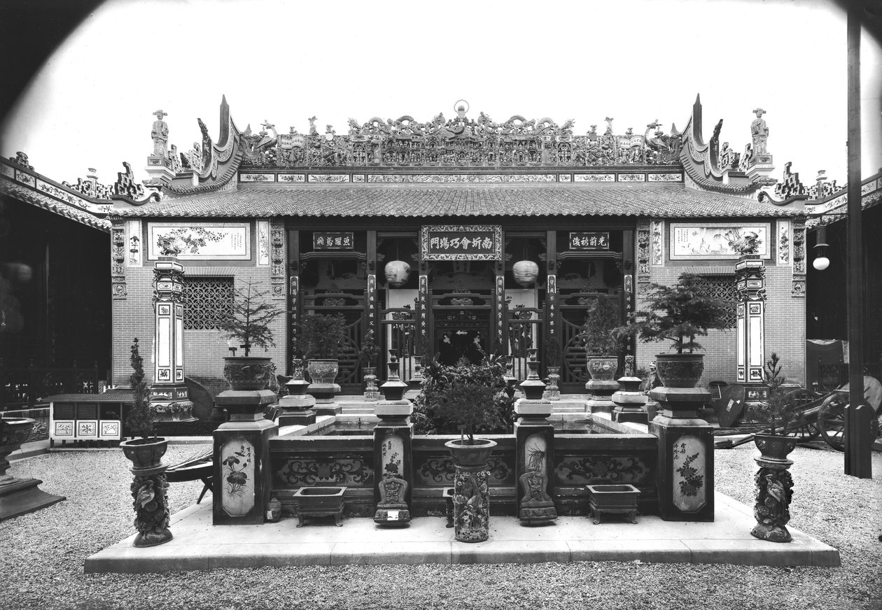 Kiinan paviljonki yleismaailmallisessa näyttelyssä 1889 Pariisissa tekijältä Adolphe Giraudon