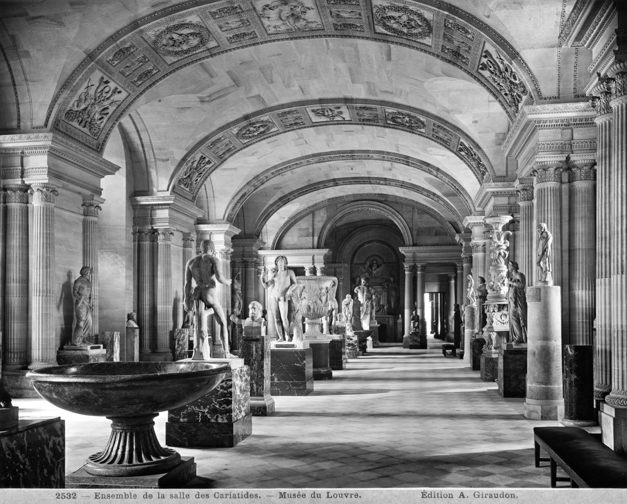 Näkymä Caryatidien huoneesta Louvre-museossa, n. 1900-04 tekijältä Adolphe Giraudon