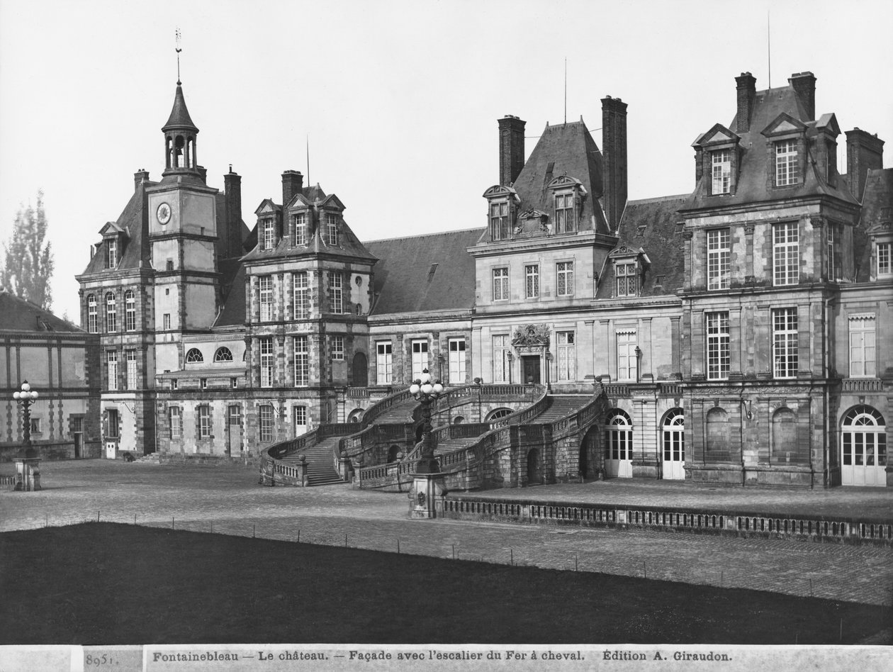 Näkymä Cour du Cheval Blanciin ja hevosenkengän muotoiseen portaikkoon, noin 1900 (ks. myös 780623 ja 780624). tekijältä Adolphe Giraudon